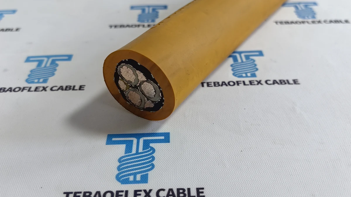 Muestra de cable SHD-GC naranja con extremo cortado sobre una mesa de inspección de TEBAOFLEX